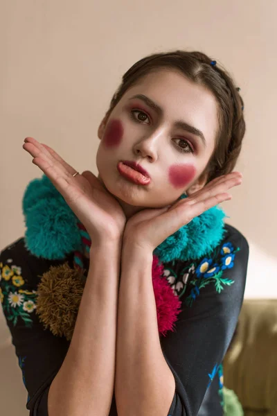 Modieuze mooie brunette meisje in een jumpsuit met bloemen borduurwerk met kleur make-up: rode wangen en lippen. Oma chique stijl. Geretoucheerde portret — Stockfoto