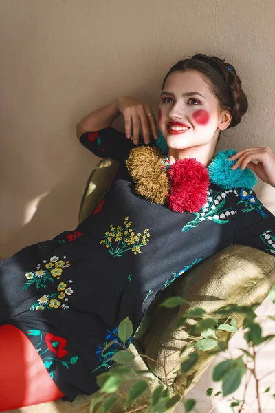 Chica morena hermosa de moda en un mono con bordado floral con maquillaje de color: mejillas rojas y labios. Estilo elegante abuela. Retrato retocado — Foto de Stock