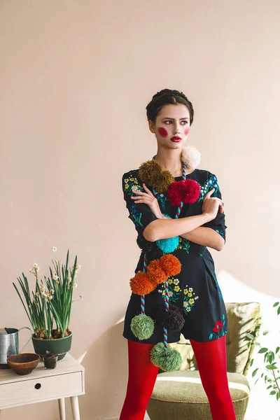 Tulum ile renk makyaj çiçek nakış ile moda güzel esmer kız: kırmızı yanak ve dudak. Büyükanne şık tarzı. Düzeltisiz portre