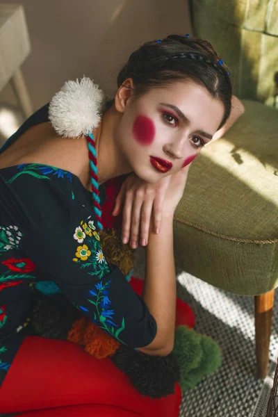 Modieuze mooie brunette meisje in een jumpsuit met bloemen borduurwerk met kleur make-up: rode wangen en lippen. Oma chique stijl. Geretoucheerde portret — Stockfoto
