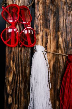 Sevgililer günü aşk güzel. Ağaç dalına asılı kalp gaarland