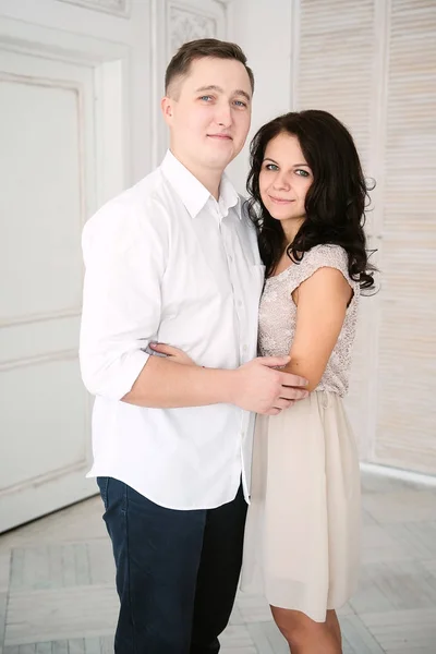 Joven pareja europea alegre en el amor abrazar y besar en estudio decorado, colores pastel claro, citas . — Foto de Stock