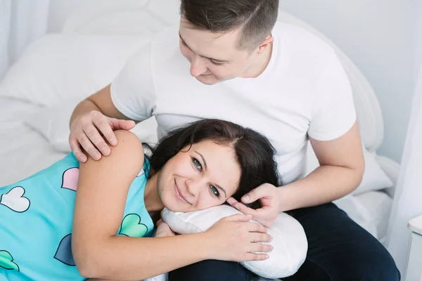 Jovem alegre casal europeu no amor abraçando e beijando em estúdio decorado, cores pastel luz, namoro . — Fotografia de Stock