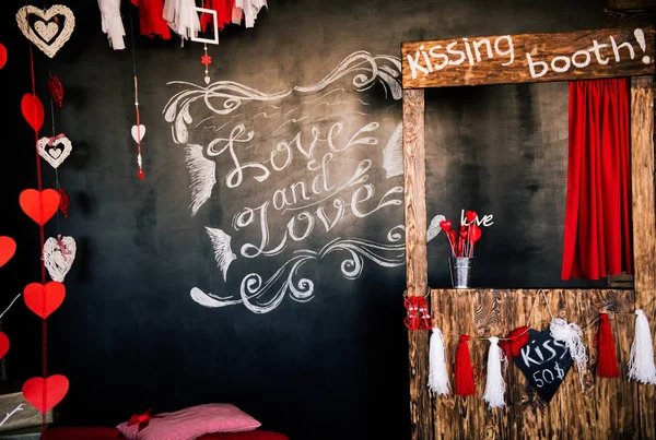 Valentine day love beautiful. Heart gaarland hanging on branch of tree on, photo zone with photo props and kissing booth — Stock Photo, Image