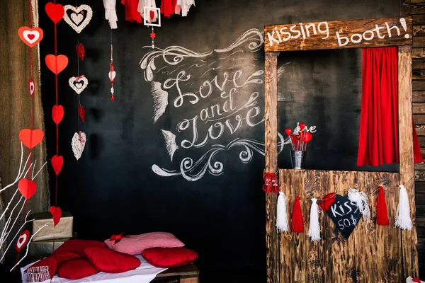 Valentine day love beautiful. Heart gaarland hanging on branch of tree on, photo zone with photo props and kissing booth — Stock Photo, Image