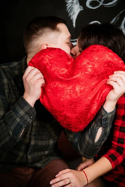 Fiatal vidám európai pár szerelmes átöleled, és, a díszített szíveket stúdió a Valentin nap, Ismerkedés. — Stock Fotó