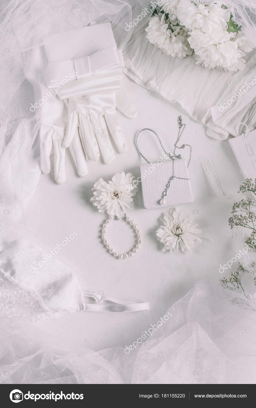 婚礼背景的白色婚纱配饰，配以珍珠、白色缎带和花边、手套、手镯、时尚博客平铺、头像——图库图片© dashakiseleva91.gmail.com  #181155220, image size:1068x1700