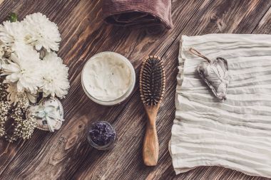 Doğal spa kadın için ayarla. Saç Bakımı, şımartan. Sandal ağacı tarak, krem. Düz yatıyordu Fotoğrafçılık, üstten görünüm, ahşap arka plan