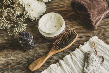 Doğal spa kadın için ayarla. Saç Bakımı, şımartan. Sandal ağacı tarak, krem. Düz yatıyordu Fotoğrafçılık, üstten görünüm, ahşap arka plan