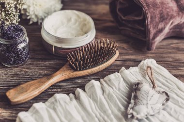 Doğal spa kadın için ayarla. Saç Bakımı, şımartan. Sandal ağacı tarak, krem. Düz yatıyordu Fotoğrafçılık, üstten görünüm, ahşap arka plan