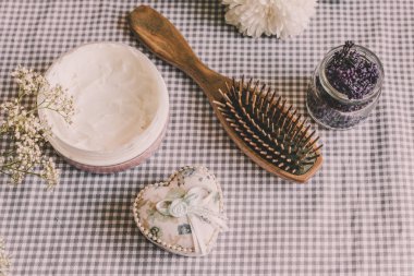 Doğal spa kadın için ayarla. Saç Bakımı, şımartan. Sandal ağacı tarak, krema, uyku maskesi. Düz yatıyordu Fotoğrafçılık, üstten görünüm, ahşap arka plan