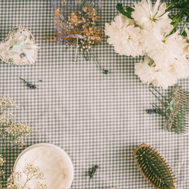 Doğal spa kadın için ayarla. Saç Bakımı, şımartan. Sandal ağacı tarak, krema, uyku maskesi, saç pins, Aksesuar düz yatıyordu Fotoğrafçılık, üstten görünüm, ahşap arka plan