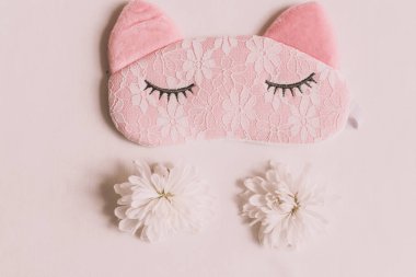 Beyaz bir arka planda pembe sevimli kedi gözü maskesi