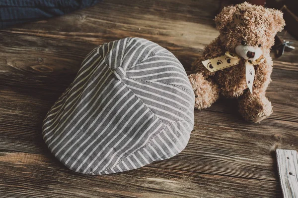 Primer plano de hermoso sombrero retro de verano para niño sobre fondo de madera — Foto de Stock