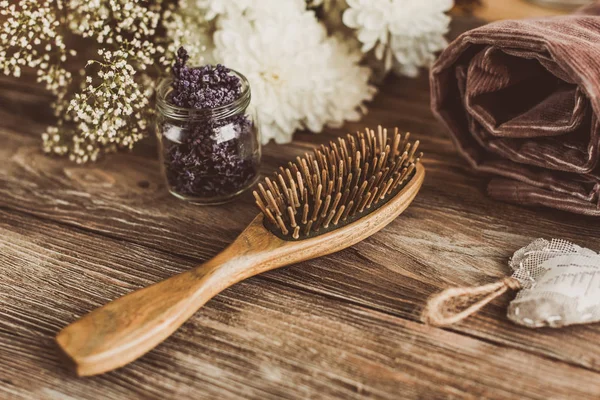 Концепция ухода за волосами. Натуральный сандаловый гребень крупным планом на деревянном фоне — стоковое фото