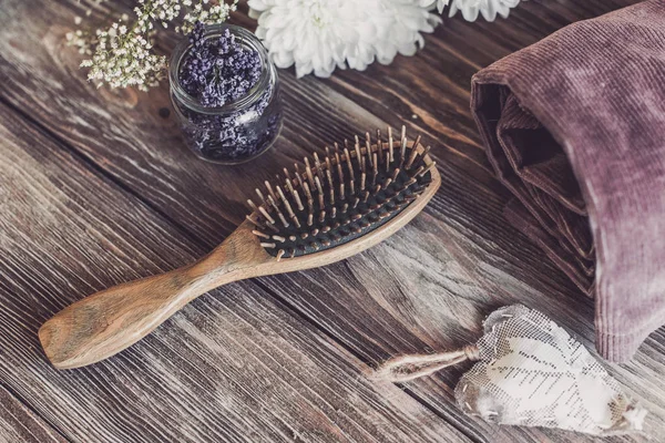Концепция ухода за волосами. Натуральный сандаловый гребень крупным планом на деревянном фоне — стоковое фото