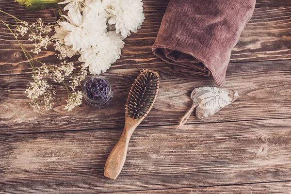 Concepto de cuidado del cabello. Peine de sándalo natural primer plano sobre fondo de madera — Foto de Stock