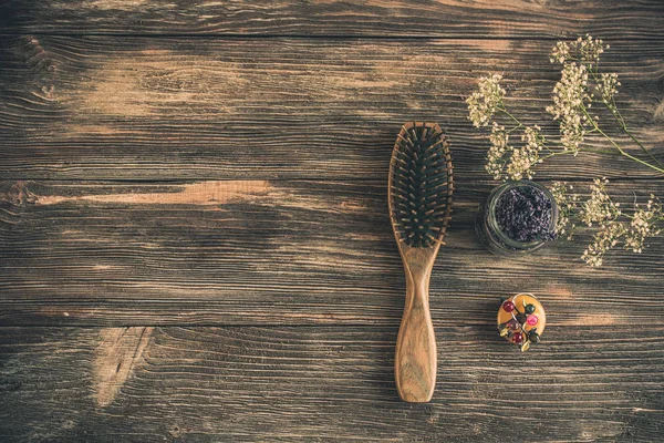 Concepto de cuidado del cabello. Peine de sándalo natural primer plano sobre fondo de madera — Foto de Stock