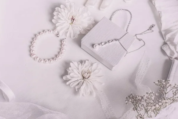 Acessórios de noiva branco para fundo do casamento com pérolas, fitas de cetim branco e rendas, luvas, pulseira, flat lay para blog de moda, vista superior — Fotografia de Stock