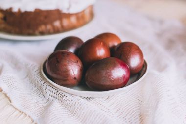 Geleneksel Paskalya kek ve çiçek açması ağaç dalı ile Paskalya yumurta Paskalya tablo