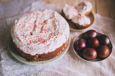 Geleneksel Paskalya kek ve çiçek açması ağaç dalı ile Paskalya yumurta Paskalya tablo