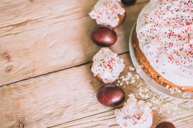 Geleneksel Paskalya kek ve çiçek açması ağaç dalı ile Paskalya yumurta Paskalya tablo