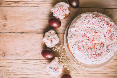 Geleneksel Paskalya kek ve çiçek açması ağaç dalı ile Paskalya yumurta Paskalya tablo