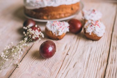 Geleneksel Paskalya kek ve çiçek açması ağaç dalı ile Paskalya yumurta Paskalya tablo