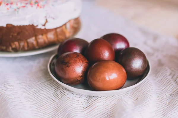 Mesa de Pascua con pasteles tradicionales de Pascua y huevos de Pascua con rama de árbol en flor — Foto de Stock