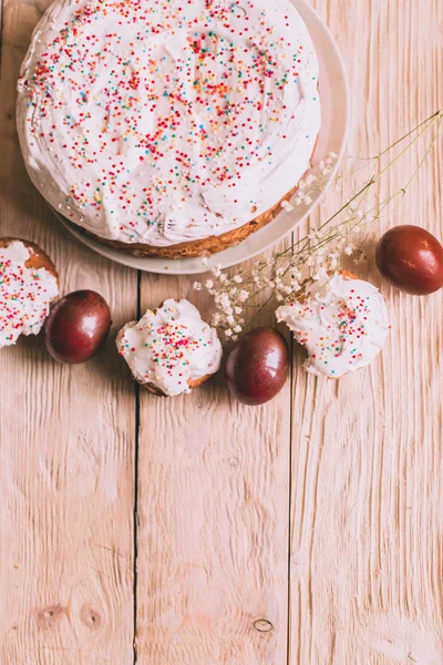 Easter table with traditional Easter cakes and Easter eggs with blossoming tree branch — Stock Photo, Image