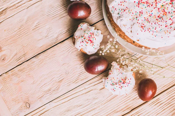 Mesa de Pascua con pasteles tradicionales de Pascua y huevos de Pascua con rama de árbol en flor — Foto de Stock