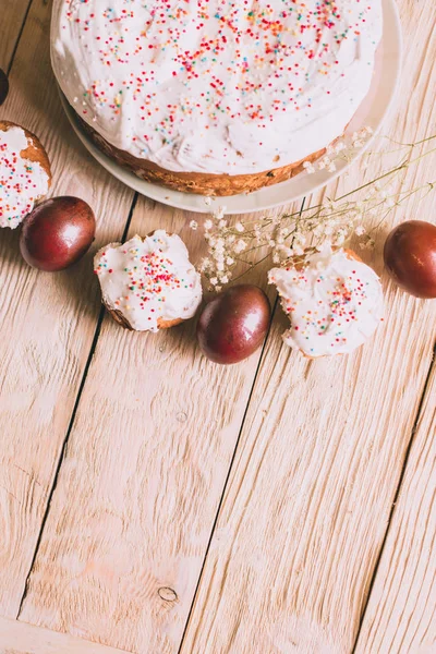 Mesa de Pascua con pasteles tradicionales de Pascua y huevos de Pascua con rama de árbol en flor — Foto de Stock