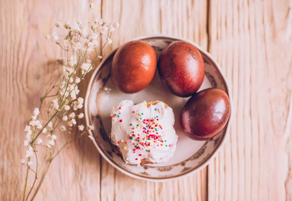 Mesa de Pascua con pasteles tradicionales de Pascua y huevos de Pascua con rama de árbol en flor — Foto de Stock