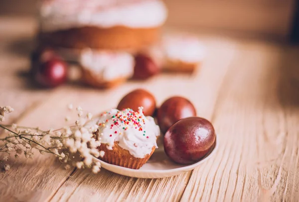 Geleneksel Paskalya kek ve çiçek açması ağaç dalı ile Paskalya yumurta Paskalya tablo — Stok fotoğraf