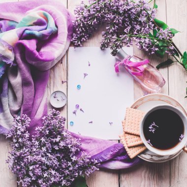 Sabah tişörtü, kurabiyeler ve yukarıdaki ahşap masada leylak çiçeği. Güzel kahvaltı. Kopya alanı ile düz uzanma biçimi