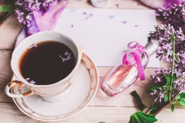 Sabah tişörtü, kurabiyeler ve yukarıdaki ahşap masada leylak çiçeği. Güzel kahvaltı. Kopya alanı ile düz uzanma biçimi