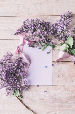 Bahar çiçekleri. Beyaz ahşap arka planda leylak çiçekleri. Üst görünüm, kopyalama alanı olan düz uzanma