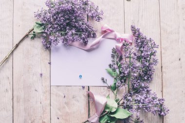 Bahar çiçekleri. Beyaz ahşap arka planda leylak çiçekleri. Üst görünüm, kopyalama alanı olan düz uzanma