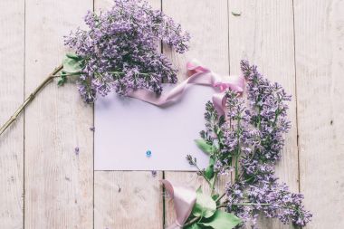 Bahar çiçekleri. Beyaz ahşap arka planda leylak çiçekleri. Üst görünüm, kopyalama alanı olan düz uzanma