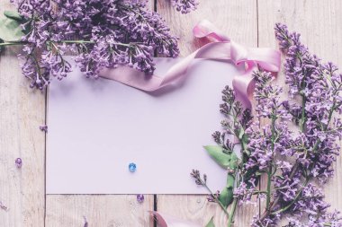Bahar çiçekleri. Beyaz ahşap arka planda leylak çiçekleri. Üst görünüm, kopyalama alanı olan düz uzanma