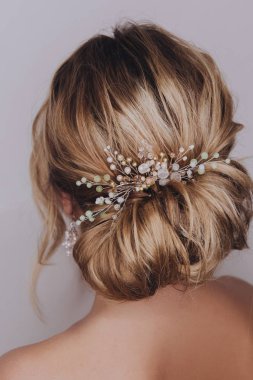 Mor ya da mor makyaj ve sağlıklı sarı saçlı güzel genç kız. yumuşak vücut ürünleri temiz. Güzellik Portresi. Çok dokunaklı bir kadın. Mükemmel taze cilt. Gençlik ve cilt bakım kavramı. Moda bahar p