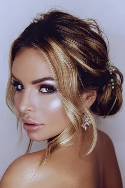 Vacker ung flicka med lila eller violett make up och friska blonda hår. ren mjuk kroppsprodukter. Beauty porträtt. Kvinna att röra. Perfekt fräsch hud. Ungdom och hud vård koncept. Mode våren p — Stockfoto