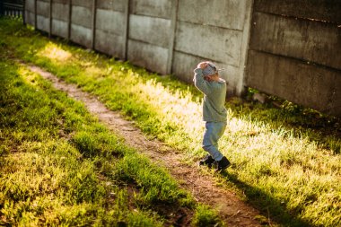 Erkek bebek 1-2 yaşında yazın doğayı keşfediyor, eğleniyor.