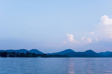 Güzel batı gölü manzarası, Hangzhou 'da günbatımı olan manzara, Çin.