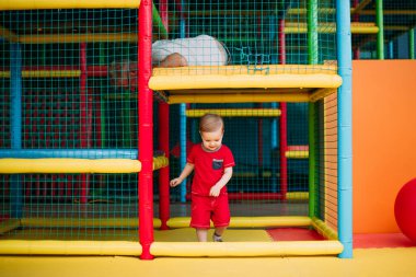 Mutlu gülen çocuk 1-2 yaşında. Büyükbabasıyla eğleniyor. Doğum günü partisinde.. 