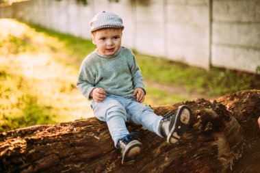 Erkek bebek 1-2 yaşında yazın doğayı keşfediyor, eğleniyor.