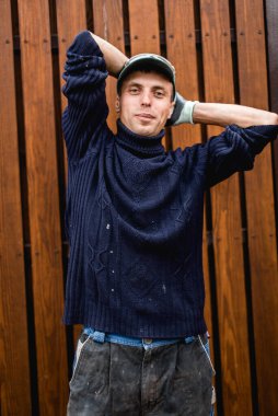 Genç inşaat işçisi dışarıda. Yenileme arkaplanı.