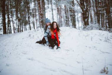 İki genç yeniyetme kız arkadaş bir arada. İki kız kardeşin moda portresini yakın çekin. Kışları eğlenin, süveter giyin, en iyi arkadaşlar açık havada, karlı havada.