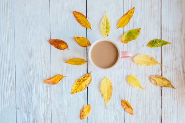 Kahve fincanı ve sarı sonbahar yaprakları. Durgun hayat, üst bakış açısı, düz yatak..