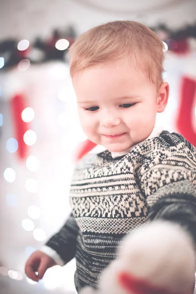 暖炉とクリスマスツリーの周りの若い男の子居心地の良い雰囲気のクリスマスの肖像画 — ストック写真